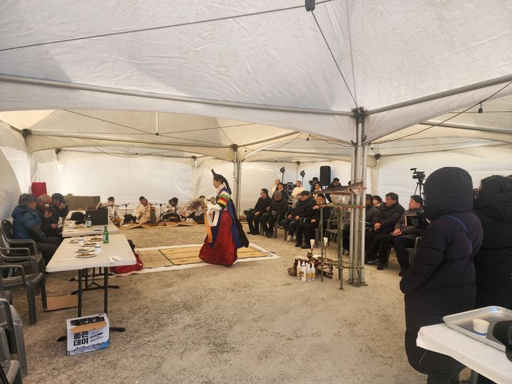 [통영=뉴시스] 신정철 기자= 300여 년을 이어 온 경남 통영시 한산면 ‘죽도마을 별신굿’ 행사가 마을의 안녕과 국가의 태평성대를 빌었다.사진은 지난 8일과 9일 이틀 간 통영시 한산면 죽도마을에서 관람객, 통영시 및 국가유산청 무형유산국 관계자 등 100여 명이 참석한 가운데 굿판이 벌이지고 있다.(사진=통영시 제공).2025.02.11. photo@newsis.com *재판매 및 DB 금지