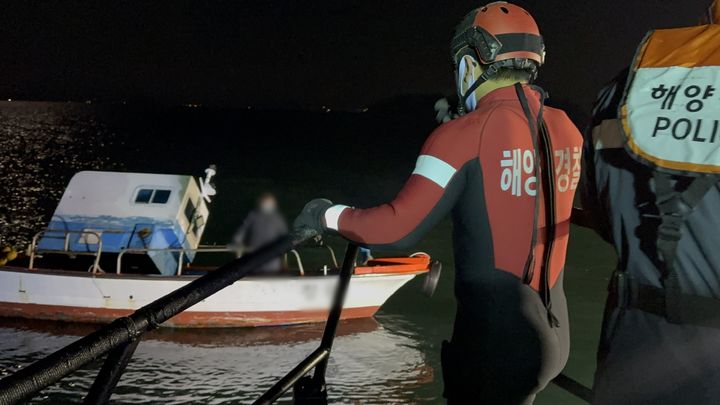 [여수=뉴시스] 이영주 기자 = 11일 오전 3시 45분께 전남 여수시 돌산 서쪽 약 1.3㎞ 해상 모터보트 A호(0.9t·승선원 2명)에서 선원 60대 A씨가 바다로 추락해 숨졌다. 해경이 모터보트를 구조하고 있다. (사진 = 여수해경 제공) 2025.02.11. photo@newsis.com *재판매 및 DB 금지