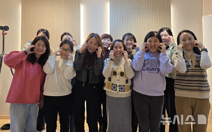 [창원=뉴시스]창원음악창작소 오디오북 '팥죽 할매와 호랭이' 녹음을 마친 후 참여자들 기념촬영.(사진=창원음악창작소 플레이스튜디오 제공)2025.02.11.photo@newsis.com