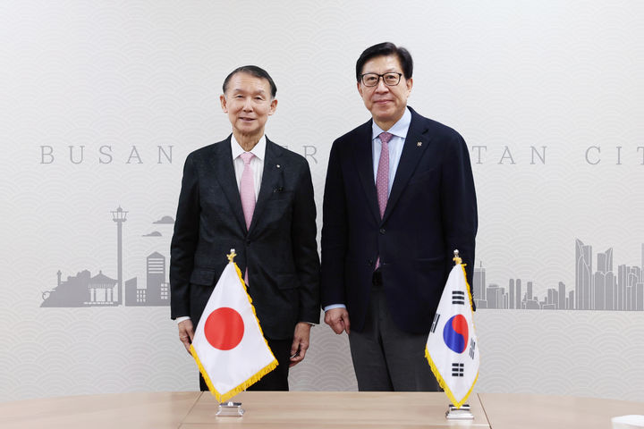 [부산=뉴시스] 박형준 부산시장(오른쪽)이 일본 와카야마현 대표단과 만나 워케이션 활성화 등 상호 교류 및 협력을 논의했다. (사진=부산시 제공) 2025.02.11. photo@newsis.com *재판매 및 DB 금지