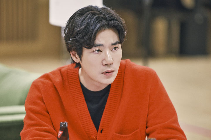 [서울=뉴시스] 연극 '붉은 낙엽'에서 '에릭 무어' 역을 맡은 배우 김강우 연습 모습(사진=라이브러리컴퍼니 제공) 2025.02.11. photo@newsis.com *재판매 및 DB 금지