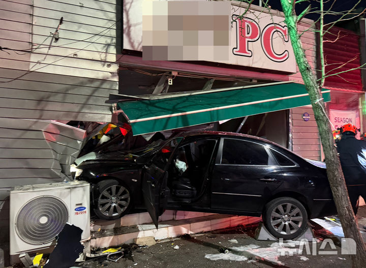 [광주=뉴시스] 10일 오후 11시7분께 광주 북구 용봉동의 한 도로에서 외국인 운전자가 몰던 승용차가 PC방 건물로 돌진해 소방당국이 사고 현장을 수습하고 있다. (사진=광주 북부소방서 제공) 2025.02.11. photo@newsis.com