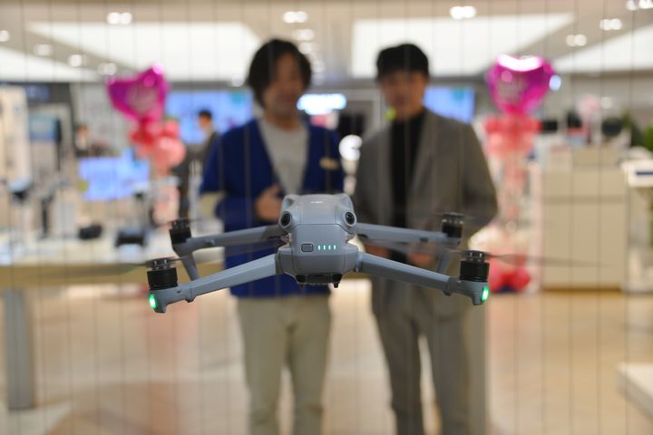 [부산=뉴시스] 롯데백화점 부산본점은 오는 14~28일 백화점 6층 드론·액션캠 전문 브랜드 '디제이아이'(DJI)에서 트리플 렌즈 플래그십 카메라 드론 '매빅3 프로'를 포함해 동급 최고 이미지 화질의 액션 카메라 'DJI Osmo Actin 4' 등의 제품을 최대 15% 할인 판매한다고 11일 밝혔다. (사진=롯데백화점 제공) 2025.02.11. photo@newsis.com *재판매 및 DB 금지