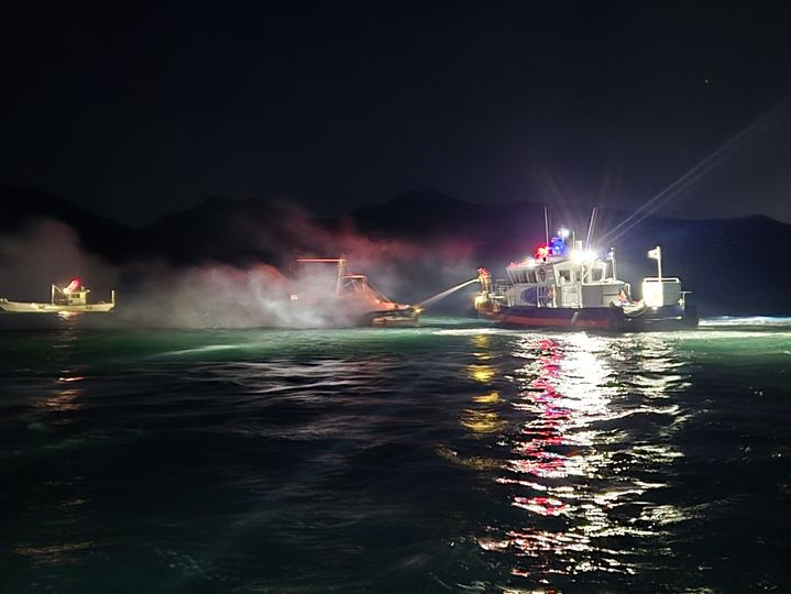 [창원=뉴시스] 강경국 기자 = 지난 10일 오후 부산 강서구 진우도 인근 해상에서 소형 어선에 화재가 발생해 해경이 진화 작업을 하고 있다. (사진=창원해경 제공). 2025.02.11. photo@newsis.com *재판매 및 DB 금지