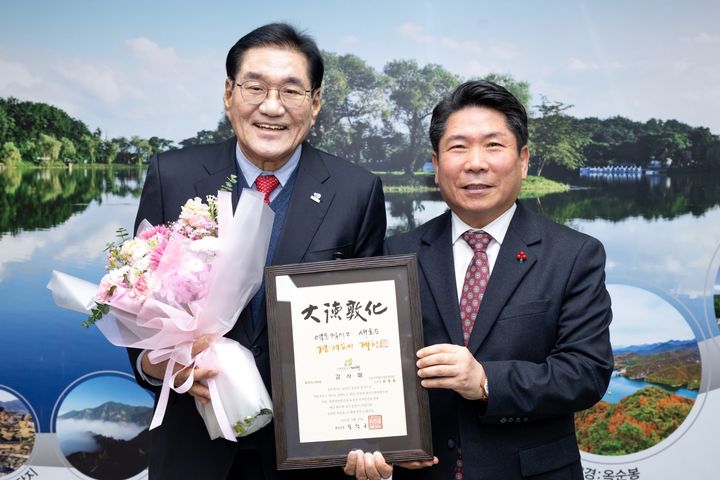 최명현 이사장과 김창규 제천시장(왼쪽부터) *재판매 및 DB 금지