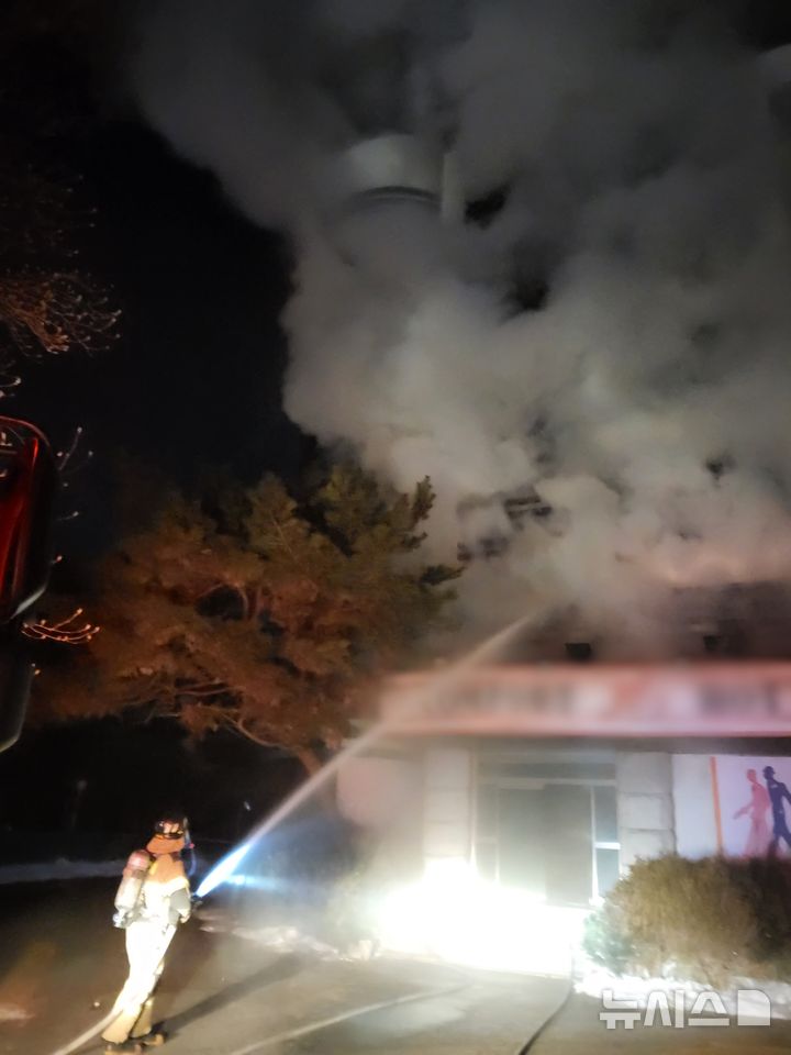 [양주=뉴시스] 모텔 화재 현장. (사진=경기도북부소방재난본부 제공) 2025.02.11 photo@newsis.com