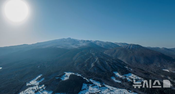 [제주=뉴시스] 임재영 기자 = 장기간의 눈 날씨 등으로 인해 닫혀 있던 한라산 겨울 장관이 11일 모습을 드러냈다. 2025.02.11. ijy788@newsis.com
