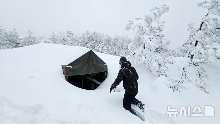 [제주=뉴시스] 한라산에 많은 눈이 쌓이면서 탐방로가 통제된 가운데 자원봉사자 등이 10일 관음사탐방로에서 길트기 작업을 하고 있다. (사진=독자 제공) 2025.02.11. photo@newsis.com