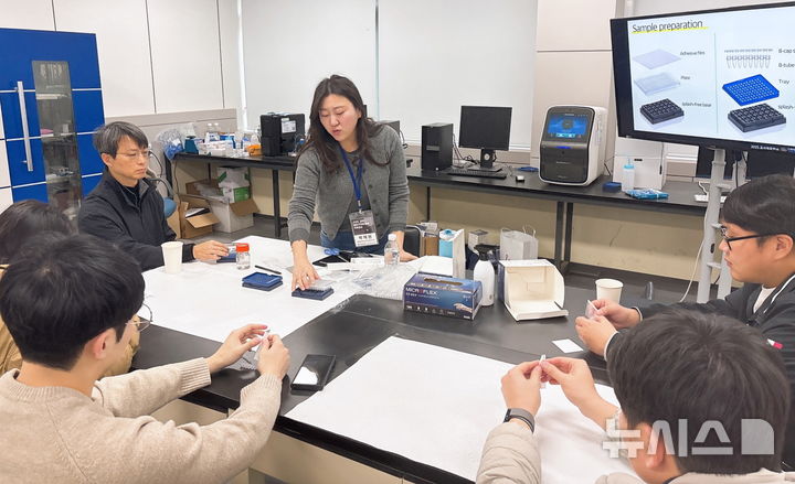 [창원=뉴시스]국립창원대 공동실험실습관에서 경남 초중고 과학교사 대상 '과학교사 첨단기자재 활용 직무연수'가 진행되고 있다.(사진=국립창원대 제공)2025.02.11.