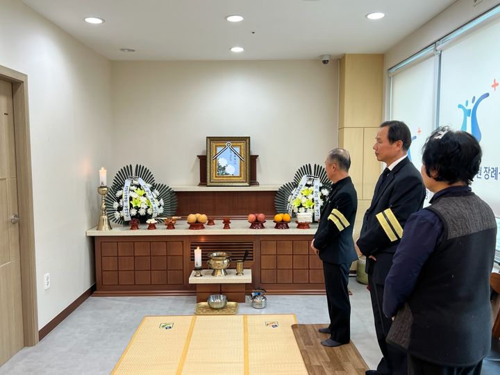 [대전=뉴시스] 조명휘 기자 = 대전 유성구ㅏ 지난 10일 무연고 사망자를 위한 첫 공영장례를 하고 있다. (사진= 유성구 제공) 2025.02.11. photo@newsis.com *재판매 및 DB 금지