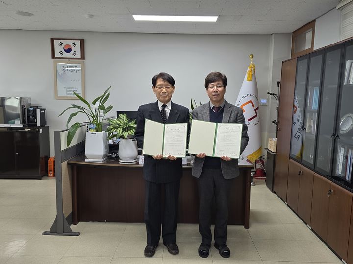 [대전=뉴시스] 우송정보대와 충남 청양고 자매결연 협약식 기념촬영. (사진=우송정보대 제공) 2025.02.11. photo.newsis.com *재판매 및 DB 금지