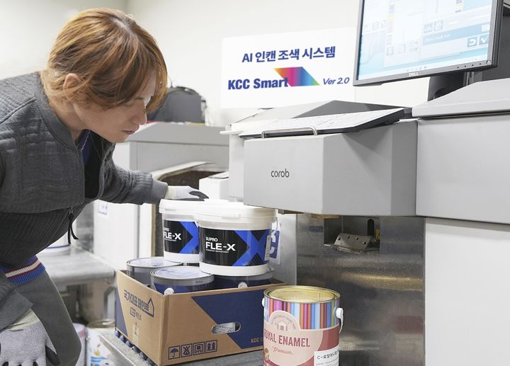 [사진=뉴시스] KCC 대리점 강남플라자에서 KCC SMART 2.0을 활용해서 조색을 하고 있는 모습. (사진=KCC 제공) 2025.02.11 photo@newsis.com *재판매 및 DB 금지