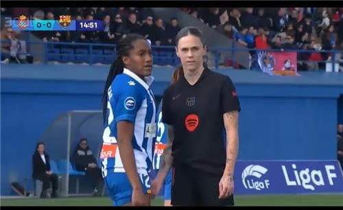 [서울=뉴시스] 9일 FC바르셀로나와 에스파뇰이 스페인 최상위 여자축구 리그 리가F 경기에서 사타구니 접촉 논란이 일었다.  (사진= 중계 장면 캡처 ) 2025.02.11. photo@newsis.com *재판매 및 DB 금지