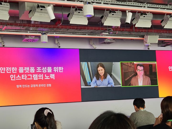 [서울=뉴시스] 박은비 기자 = 아담 모세리 인스타그램 최고경영자(CEO)가 11일 '청소년 계정' 출시 기념 미디어 브리핑에서 실시간 라이브 스트리밍으로 발언하고 있다. 2025.02.11. silverline@newsis.com *재판매 및 DB 금지