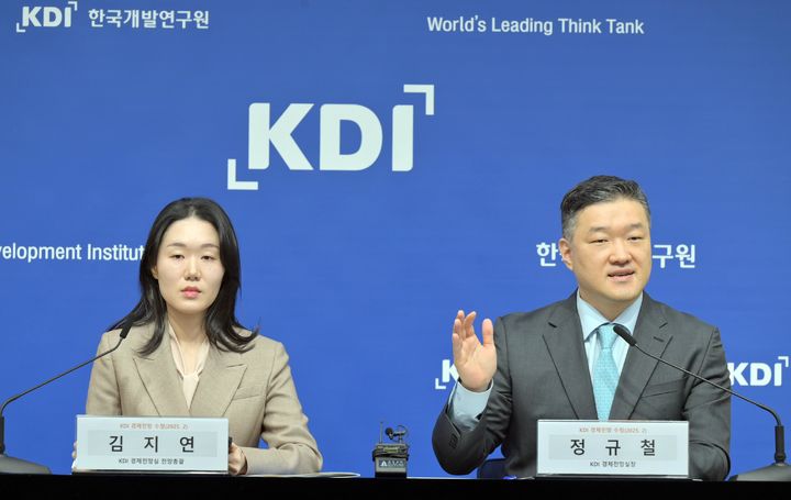 [세종=뉴시스] 정규철 한국개발연구원(KDI)_경제전망실장과 김지연 KDI 전망총괄이 11일 오전 정부세종청사에서 'KDI 경제전망 수정'을 발표 후 질의응답을 하고 있다. (사진=KDI 제공) 2025.02.11. photo@newsis.com *재판매 및 DB 금지