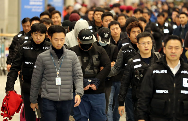 [인천공항=뉴시스] 홍찬선 기자 = 필리핀으로 도주했던 한국인 범죄자 47명이 14일 오후 전세기를 이용해 인천공항으로 입국하고 있다. 2017.12.14. mania@newsis.com *재판매 및 DB 금지