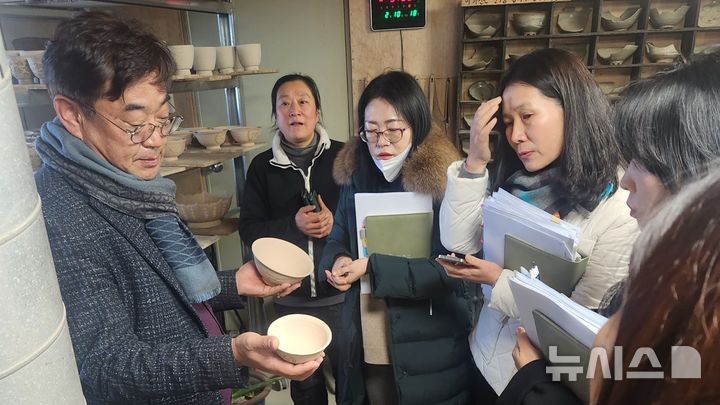 [완주=뉴시스] 심부건 완주군의원이 소양면에 위치한 화심도요를 방문해 관계자들과 이야기를 나누고 있다. *재판매 및 DB 금지