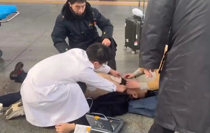 [서울=뉴시스]철도역에서 심장마비로 쓰러진 남성이 의식을 되찾자마자 한 말이 충격적이다.(사진=BAIDU 갈무리) *재판매 및 DB 금지