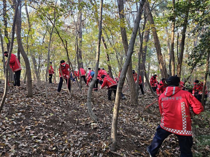 [울산=뉴시스] 울산시 남구가 오는 12일 정월대보름을 앞두고 달집태우기와 쥐불놀이 등으로 산불 발생 위험이 커짐에 따라 산불 방지 특별대책을 수립하고 산불 예방에 총력을 기울일 예정이다. 사진은 야산에서 산불 예방을 위한 낙엽 정리작업을 하고 있는 남구 관계자들. (사진=울산 남구 제공) photo@newsis.com *재판매 및 DB 금지