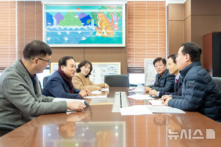 [오산=뉴시스] 이권재 경기 오산시장이 열공급 민간기업인 DS파워를 방문해 오산지역 열난방비용 인하를 위한 간담회를 하고 있다. (사진=오산시 제공) 2025.02.11. photo@newsis.com 