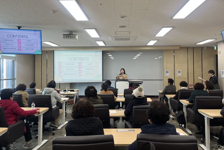 [대구=뉴시스] 대구시 남구는 찾아가는 치매환자 관리를 위한 시니어 서포터즈 역량강화 교육을 실시한다. (사진=대구시 남구 제공) 2025.02.11. photo@newsis.com *재판매 및 DB 금지