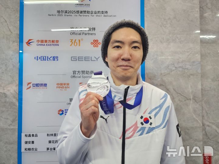 [하얼빈=뉴시스] 김희준 기자 = 차민규가 11일 중국 하얼빈 헤이룽장 빙상훈련센터 스피드스케이팅 오벌에서 열린 2025 하얼빈 동계아시안게임 스피드스케이팅 남자 1000m에서 1분09초63을 작성해 은메달을 따낸 뒤 포즈를 취하고 있다. 2025.02.11jinxijun@newsis.com