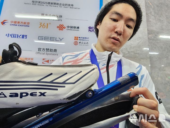 [하얼빈=뉴시스] 김희준 기자 = 차민규가 11일 중국 하얼빈 헤이룽장 빙상훈련센터 스피드스케이팅 오벌에서 열린 2025 하얼빈 동계아시안게임 스피드스케이팅 남자 1000m에서 1분09초63을 작성해 은메달을 따낸 뒤 스케이트 상태에 대해 설명하고 있다. 2025.02.11jinxijun@newsis.com