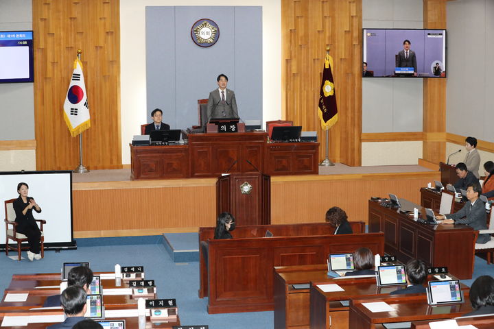 [울산=뉴시스] 11일 울산 남구의회 의사당 5층 본회의장에서 새해 첫 회기인 제267회 임시회 제1차 본회의가 진행되고 있다. (사진=울산 남구의회 제공) 2025.02.11. photo@newsis.com *재판매 및 DB 금지
