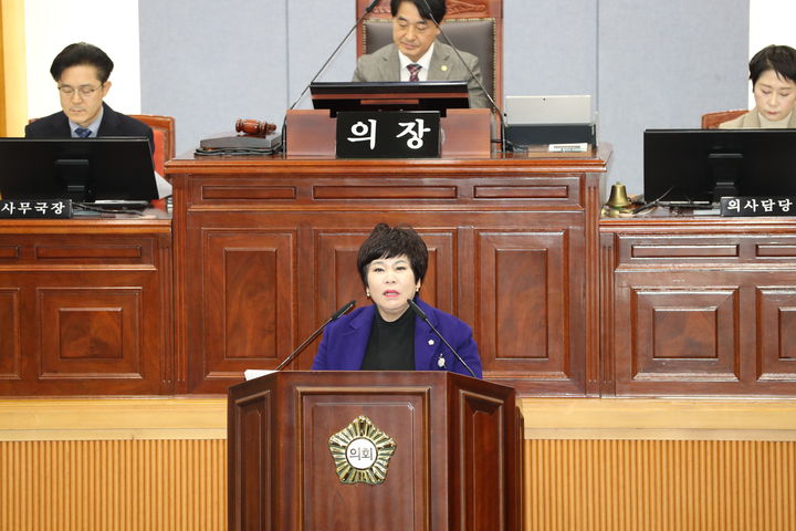 [울산=뉴시스] 11일 울산 남구의회 의사당 5층 본회의장에서 새해 첫 회기인 제267회 임시회 제1차 본회의가 열린 가운데 박인서 의원이 '태화강역의 새로운 도약을 위하여'라는 주제로 5분 자유발언을 하고 있다. (사진=울산 남구의회 제공) 2025.02.11. photo@newsis.com *재판매 및 DB 금지
