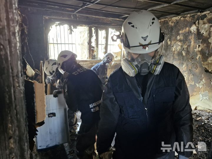 [인천=뉴시스] 인천소방본부 소속 화재피해주민지원 전문의용소방대원들이 다세대주택 화재 현장 내부를 청소하고 있다. (사진=인천소방본부 제공) 2025.02.11. photo@newsis.com