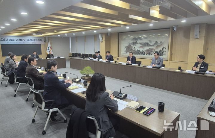 [창원=뉴시스]11일 오후 경남도청 도정회의실에서 '경상남도 재난방송협의회' 출범 및 2025년 제1차 회의가 위원장인 박명균(오른쪽서 세 번째) 행정부지사 주재로 열리고 있다.(사진=경남도 제공) 2025.02.11. photo@newsis.com