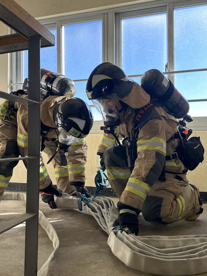 [의령=뉴시스]지난 2024년 임용된 경남소방본부 신임 소방공무원들이 의령군 소재 경남소방교육훈련장에서 소방교육훈련을 받고 있는 장면.(사진=경남소방본부 제공) *재판매 및 DB 금지