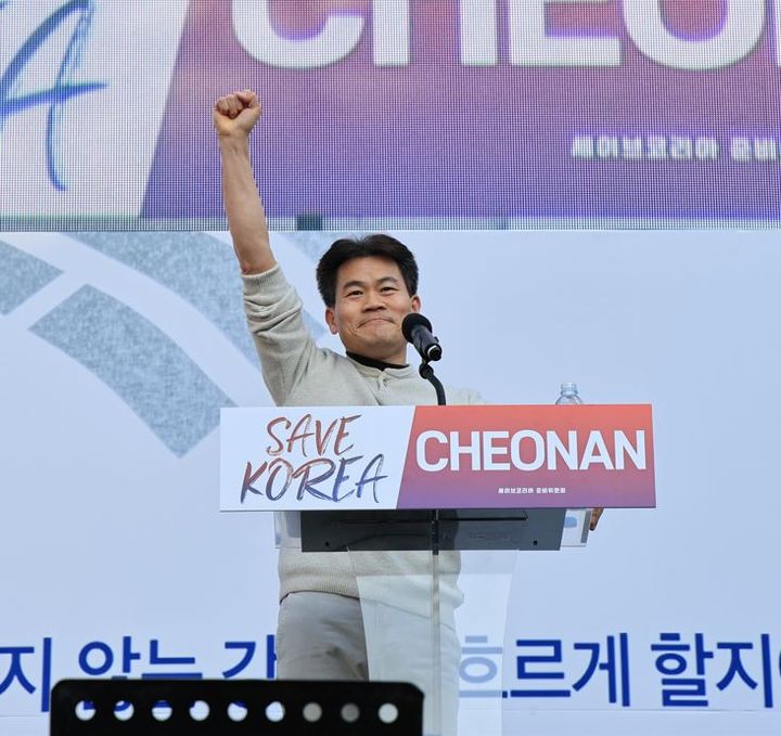 [천안=뉴시스] 한국사 일타강사 전한길 씨가 충남 천안에서 열린 윤석열 대통령 탄핵 반대 집회에 참석해 발언하고 있다. 2025.2.11 spacedust1@newsis.com *재판매 및 DB 금지