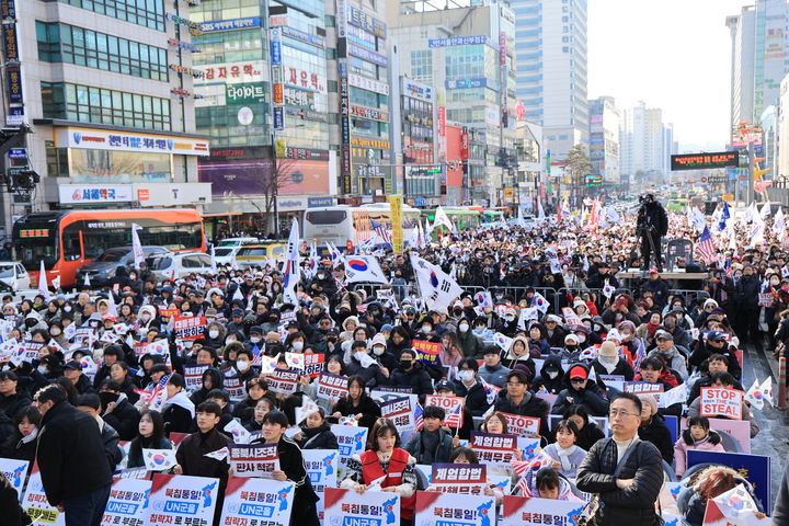 [천안=뉴시스] 11일 충남 천안에서 보수 성향 기독교 단체 세이브코리아가 주관한 윤석열 대통령 탄핵 반대집회에 경찰 추산 4000여명의 시민들이 참석했다. 2025.2.11 spacedust1@newsis.com *재판매 및 DB 금지