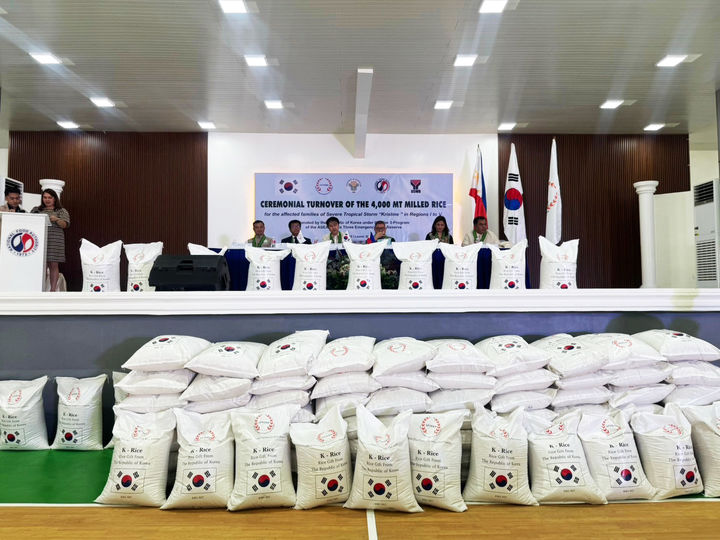 [세종=뉴시스]대한민국 애프터 원조 쌀 4천톤 필리핀 분배식. (사진=한국농수산식품유통공사 제공) *재판매 및 DB 금지