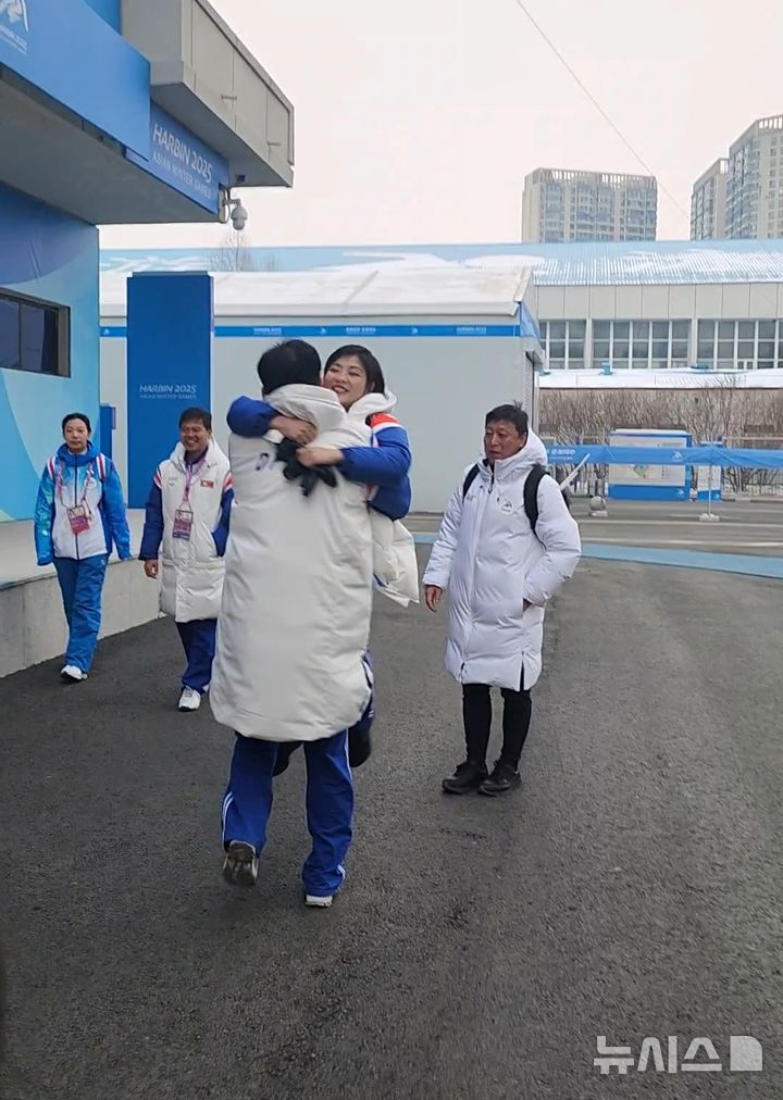 [하얼빈=뉴시스] 김희준 기자 = 북한 피겨스케이팅의 렴대옥이 11일 중국 하얼빈 헤이룽장 빙상훈련센터 다목적홀에서 열린 2025 하얼빈 동계아시안게임 페어 쇼트프로그램을 마친 뒤 북한 선수단 관계자에게 안겨 기뻐하고 있다. 2025.02.11jinxijun@newsis.com