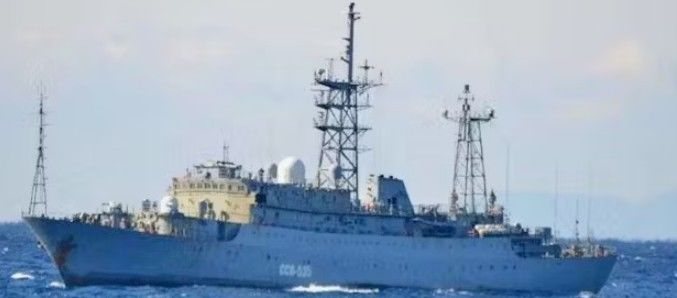 일본 미야자키현 앞 접속수역에 진입해 항행한 러시아 정보수집함(사진출처: 일본 방위성 홈페이지 캡처) 2025.02.11