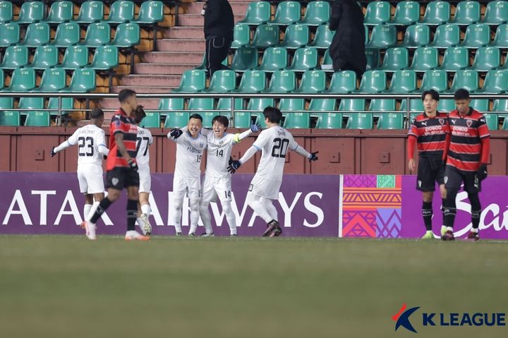 [서울=뉴시스] 프로축구 K리그1 포항스틸러스 선수단. (사진=한국프로축구연맹 제공) *재판매 및 DB 금지