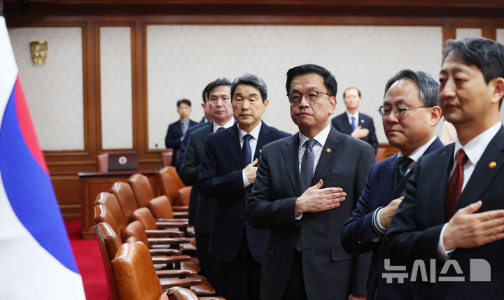 [서울=뉴시스] 최진석 기자 = 최상목 대통령 권한대행 부총리 겸 기획재정부 장관과 국무위원들이 11일 서울 종로구 정부서울청사에서 열린 국무회의에서 국기에 경례하고 있다. 2025.02.11. myjs@newsis.com
