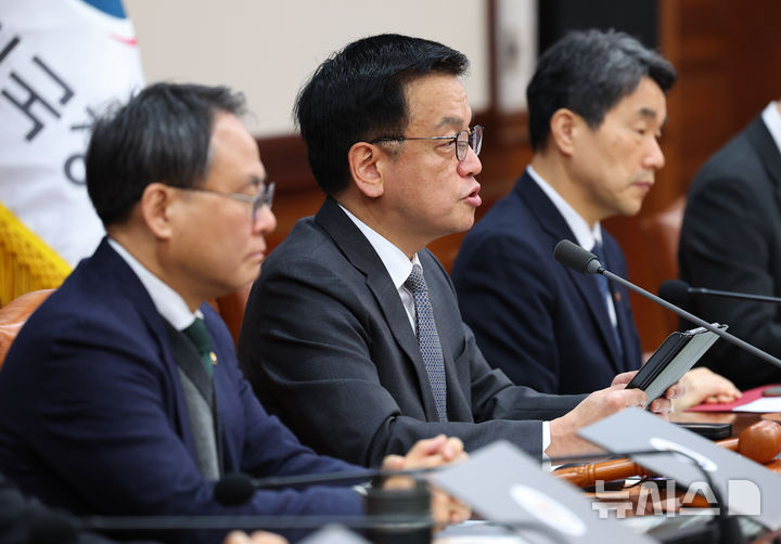 [서울=뉴시스] 최진석 기자 = 최상목 대통령 권한대행 부총리 겸 기획재정부 장관이 11일 서울 종로구 정부서울청사에서 열린 국무회의에서 발언하고 있다. 2025.02.11. myjs@newsis.com