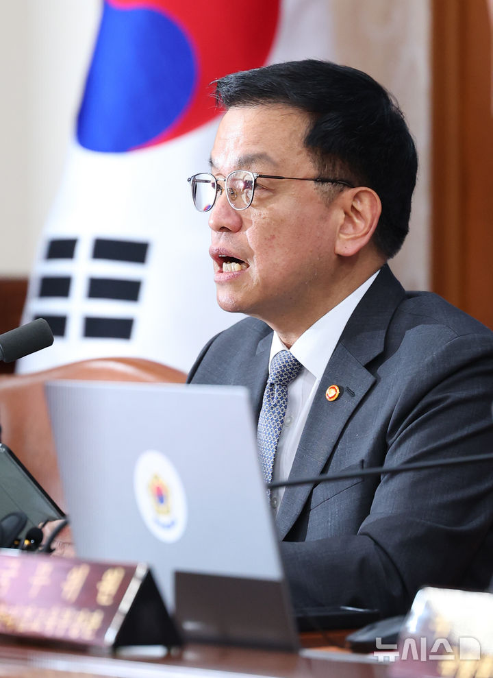 [서울=뉴시스] 최진석 기자 = 최상목 대통령 권한대행 부총리 겸 기획재정부 장관이 11일 서울 종로구 정부서울청사에서 열린 국무회의에서 발언하고 있다. 2025.02.11. myjs@newsis.com