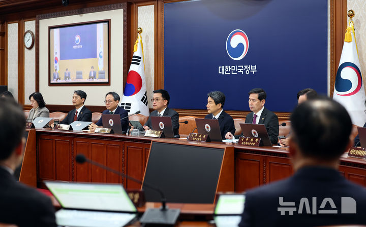 [서울=뉴시스] 최진석 기자 = 최상목 대통령 권한대행 부총리 겸 기획재정부 장관이 11일 서울 종로구 정부서울청사에서 열린 국무회의에서 발언하고 있다. 2025.02.11. myjs@newsis.com