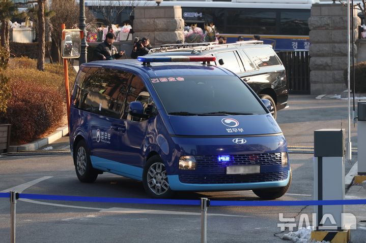 [서울=뉴시스] 사진공동취재단 = 윤석열 대통령이 탑승한 호송차가 탄핵 심판 7차 변론기일이 열리는 11일 오전 서울 종로구 헌법재판소로 들어오고 있다. 2025.02.11.