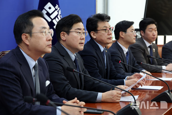 [서울=뉴시스] 고승민 기자 = 박찬대 더불어민주당 원내대표가 11일 서울 여의도 국회에서 열린 원내대책회의에서 발언하고 있다. 2025.02.11. kkssmm99@newsis.com