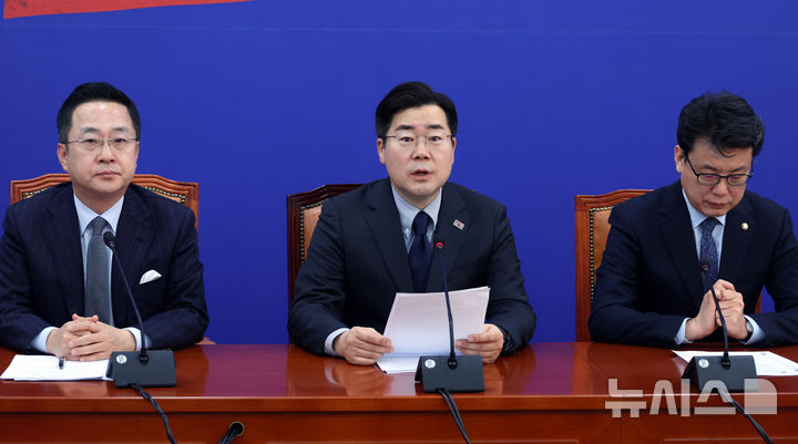 [서울=뉴시스] 고승민 기자 = 박찬대 더불어민주당 원내대표가 지난 11일 서울 여의도 국회에서 열린 원내대책회의에서 발언하고 있다. 2025.02.11. kkssmm99@newsis.com