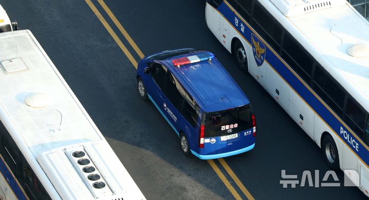[서울=뉴시스] 고범준 기자 = 윤석열 대통령 탄핵 심판 7차 변론기일인 11일 오전 윤 대통령이 탑승한 호송차량이 서울 종로구 헌법재판소로 향하고 있다. 2025.02.11. bjko@newsis.com