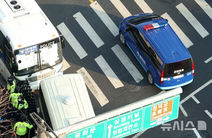 [서울=뉴시스] 고범준 기자 = 윤석열 대통령 탄핵 심판 7차 변론기일인 11일 오전 윤 대통령이 탑승한 호송차량이 서울 종로구 헌법재판소로 향하고 있다. 2025.02.11. bjko@newsis.com