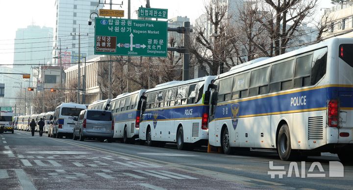 [서울=뉴시스] 고범준 기자 = 윤석열 대통령 탄핵 심판 7차 변론기일인 11일 오전 서울 종로구 헌법재판소 인근에 경찰버스 차벽이 세워져 있다. 2025.02.11. bjko@newsis.com