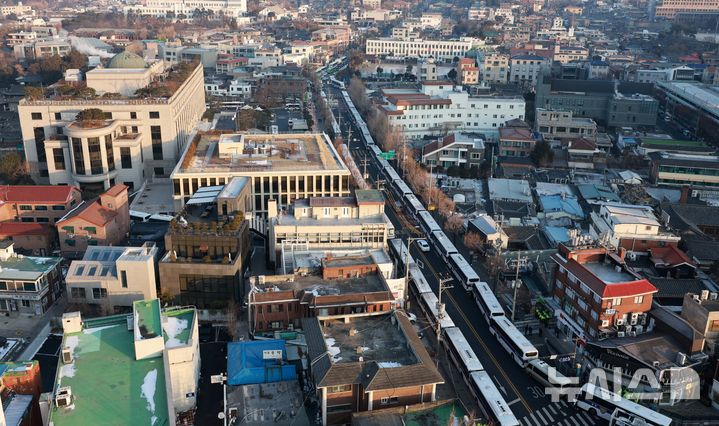 [서울=뉴시스] 고범준 기자 = 윤석열 대통령 탄핵 심판 7차 변론기일인 11일 오전 서울 종로구 헌법재판소 인근에 경찰버스 차벽이 세워져 있다. 2025.02.11. bjko@newsis.com