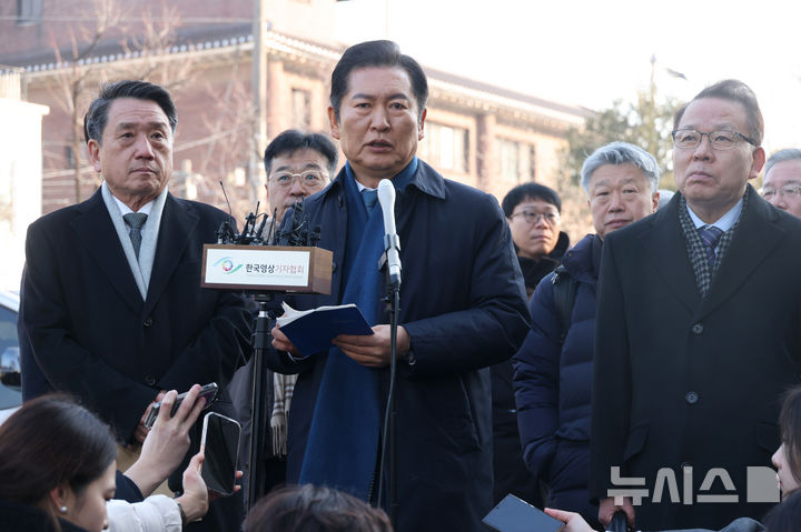 [서울=뉴시스] 사진공동취재단 = 정청래 국회 탄핵소추위원장이 11일 오전 서울 종로구 헌법재판소에서 열린 윤석열 대통령 탄핵 심판 7차 변론기일에 출석하며 입장을 밝히고 있다. 2025.02.11.